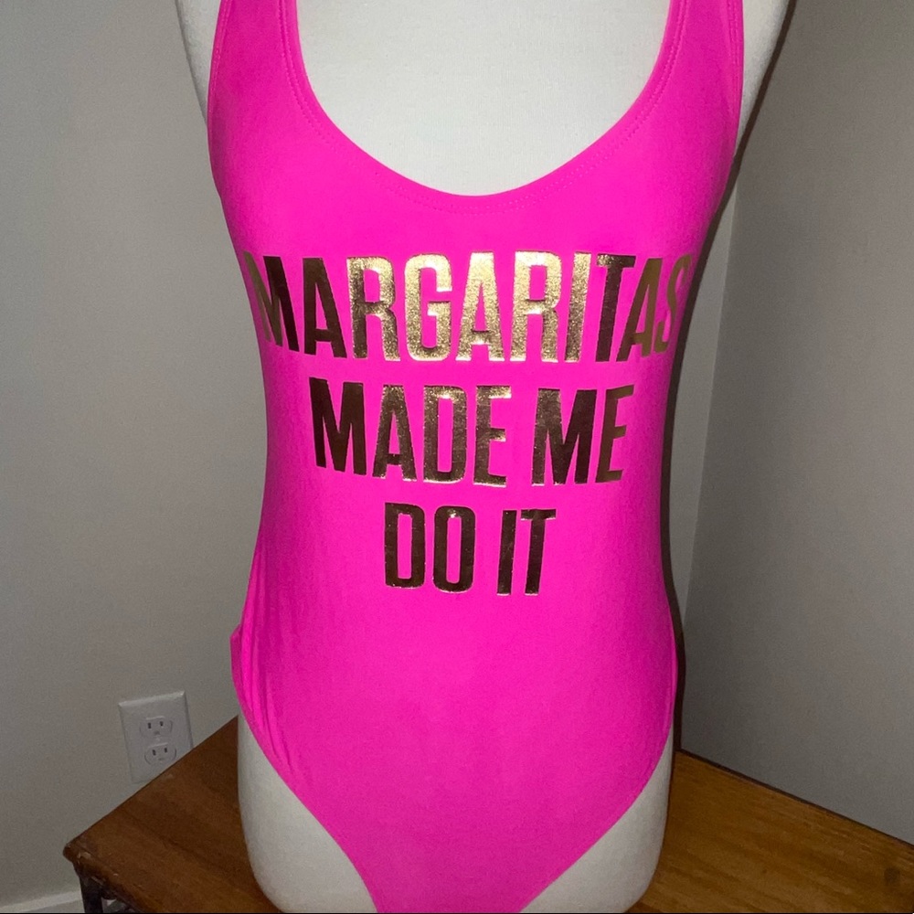 2/30$ 🛍️ Bright Pink Novelty Swimsuit. PINK & GOLD